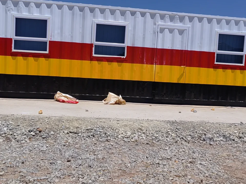 Red, yellow and black bands on
